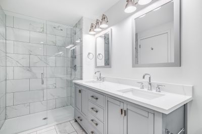 Bathroom with Smart Mirror and Lighting
